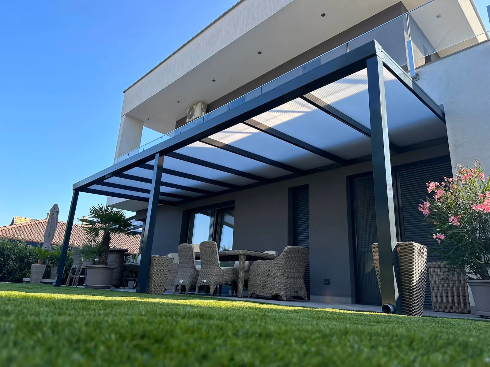 Modern aluminium pergola on a family home's terrace by Gazebo s.r.o.